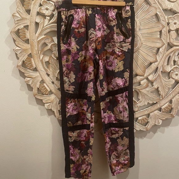 Anthropologie Lilka Huntington Beach Purple/Black Floral Pants - Picture 2 of 10
